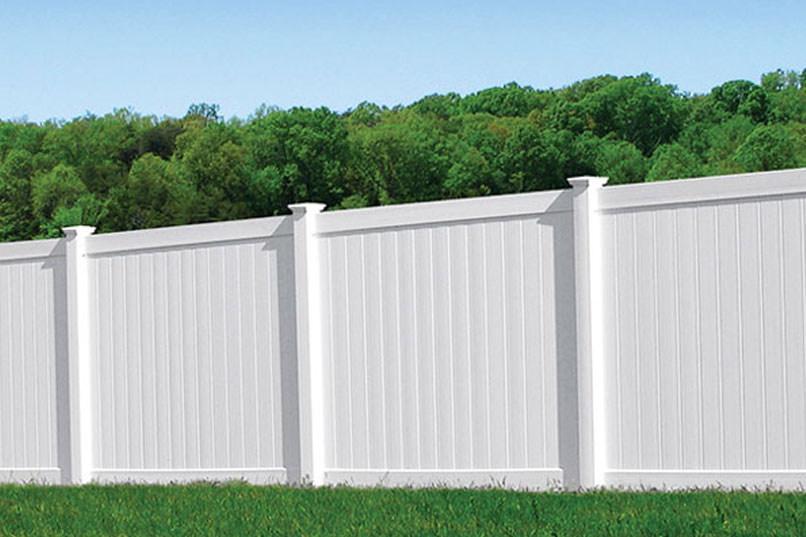 white vinyl fence six foot tall protecting a yard