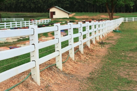 vinyl ranch rail fencing with cable in between rails