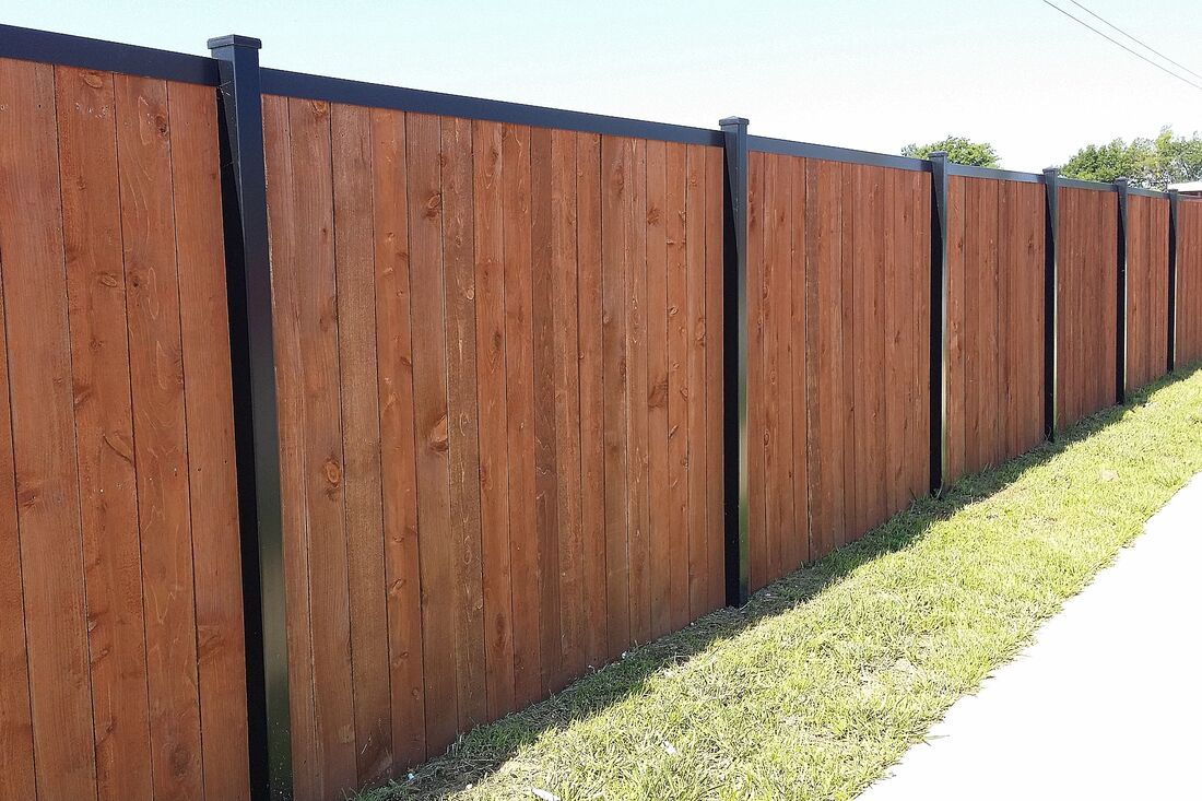 deco fence dark red with black metal posts